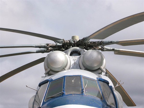Cận cảnh hai động cơ và hệ thống cánh quạt mạnh mẽ của siêu trực thăng Mil Mi-26.