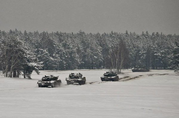 Tăng Leopard 2 của Lục quân Ba Lan phô diễn sức mạnh trên tuyết