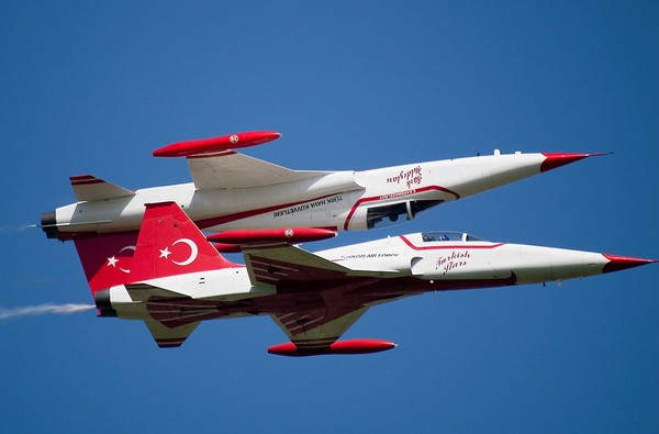 Xem phi đội bay Turkish Stars "làm xiếc" trên không