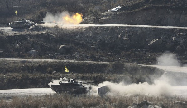 Xem xe tăng Hàn Quốc tập trận vượt sông