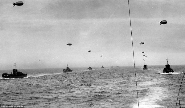 Tàu chiến của quân Đồng minh tiến về cảng Normandy của Pháp để bắt đầu cuộc chiến chống lại Phát xít Đức.