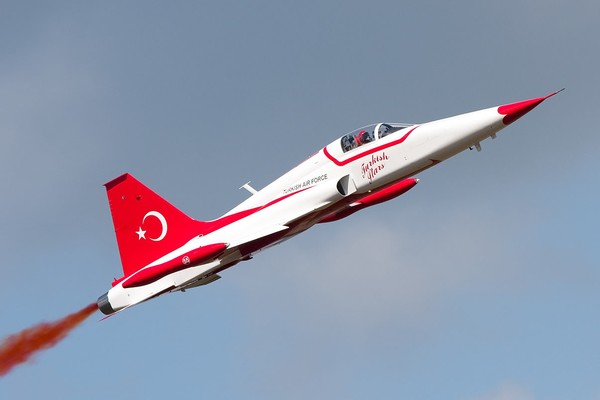 Xem phi đội bay Turkish Stars "làm xiếc" trên không