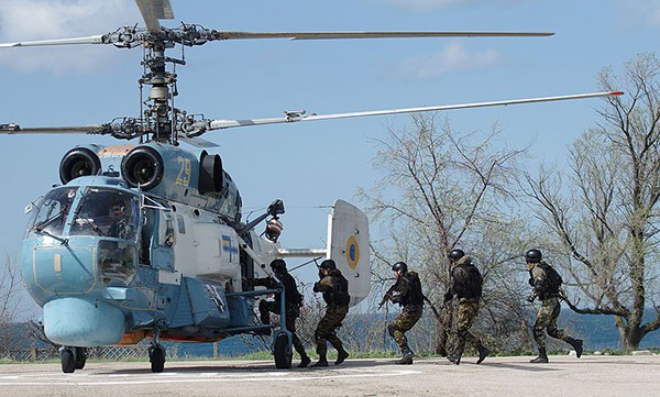 Lính biệt kích lên máy bay trực thăng để tham gia một sứ mệnh đột kích giả định từ trên không.