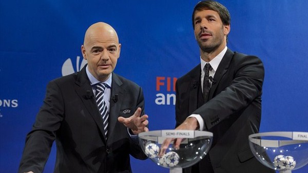 
	Infantino đã hướng dẫn van Nistelrooy tỷ mỉ cách bốc thăm