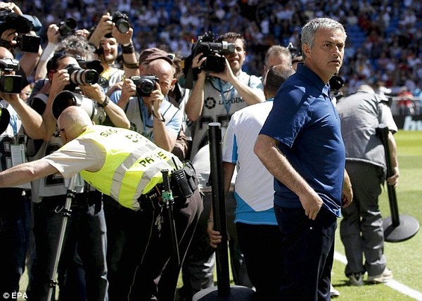 
	Jose Mourinho không hề cười