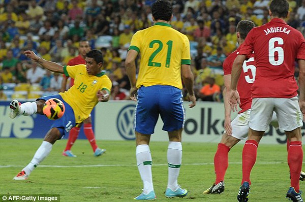 
	Paulinho ghi bàn thứ 2 cho chủ nhà