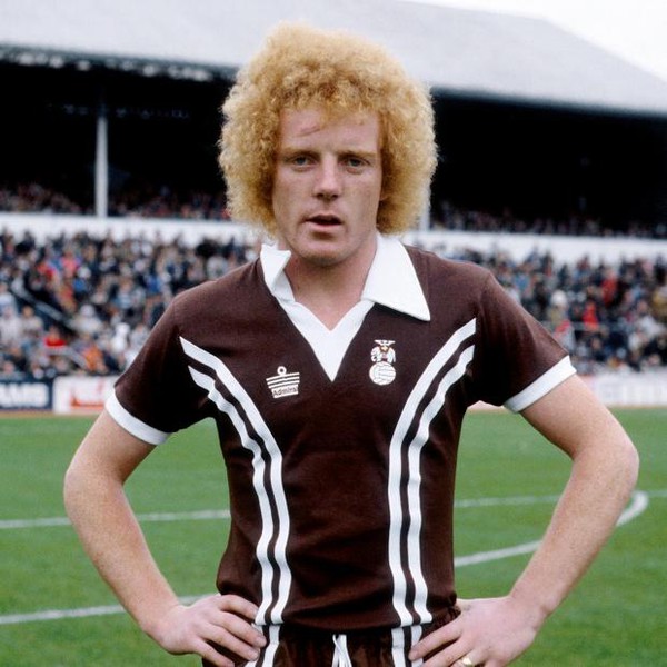 
	Bộ áo đấu màu nâu đã trở thành một vết nhơ trong lịch sử CLB Coventry những năm 1970 (trích nhận xét của The Sun)