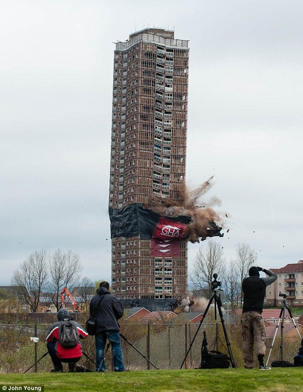 Video: Đánh sập tòa nhà 30 tầng bằng 88 kg thuốc nổ