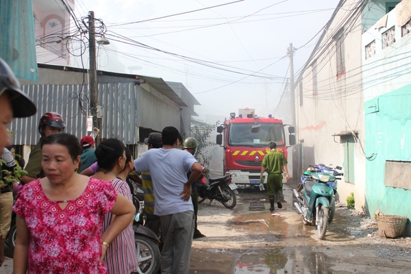 
	Vụ cháy khiến những công nhân làm việc tại xưởng giấy và người dân sống tại khu vực xung quanh hết sức hoang mang.