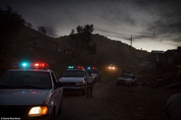 Cảnh sát thực hiện kiểm tra bất ngờ vào lúc rạng sáng tại thành phố Nogales để truy quét tội phạm buôn ma túy và những người nghiện ma túy
