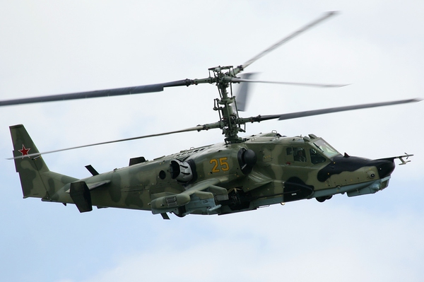 “Cá mập đen” Kamov KA-50 là loại máy bay trực thăng chiến đấu 1 chỗ của Nga, được thiết lế vào những năm 1980 và bắt đầu phục vụ trong quân đội Nga từ năm 1985. Kamov KA-50 được thiết kế râ nhỏ gọn giúp tăng khả năng di chuyển linh hoạt và tiêu diệt đối phương trong khi chiến đấu. Loại trực thăng này có thể mang tới 24 tên lửa Vikhr và nhiều loại rocket khác nhau.