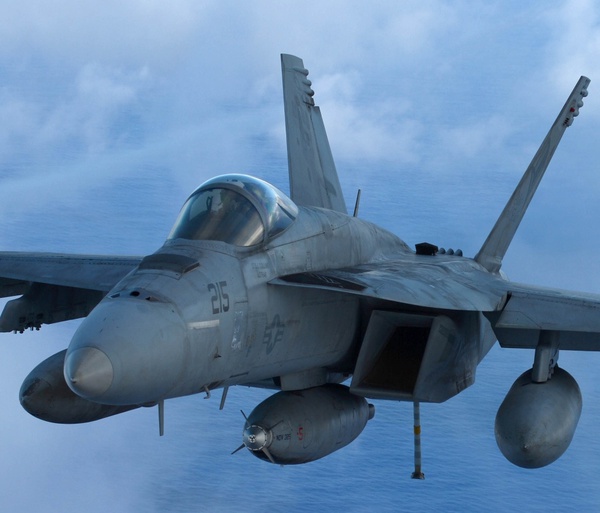 F-18 có thể đạt tốc độ tối đa 1.900 km/giờ và tầm bay  2.300 km.