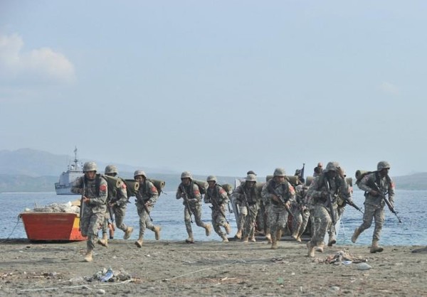 
	Lực lượng lính thủy đánh bộ của Hải quân Pháp từ tàu đổ bộ lên đảo.