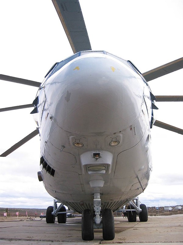 Với 2động cơ 8 cánh quạt hoạt động độc lập, Mil Mi-26 có thể cất cánh với trọng lượng tối đa lên tới 56 tấn.