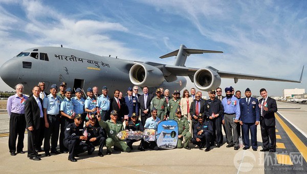 
	Chiếc máy bay vận tải C-17 Globemaster III đầu tiên hãng Boeing sản xuất cho Không quân Ấn Độ đã bay tới nước này vào ngày 11/6, sau khi hoàn thành chương trình bay thử nghiệm tại Mỹ bắt đầu từ tháng 1 năm nay.