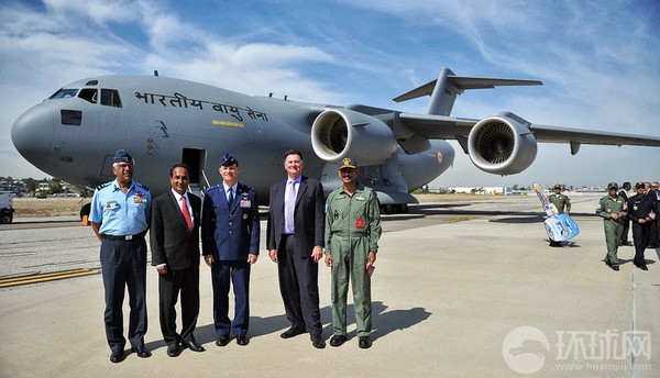 
	Đây là chiếc đầu tiên trong hợp đồng mua 10 chiếc C-17 mà Ấn Độ đã ký kết với hãng Boeing vào năm 2011.