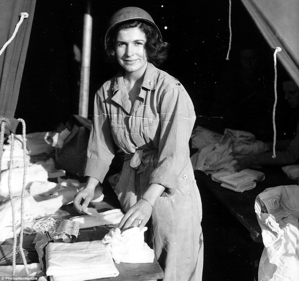 Một nữ y sĩ chuẩn bị băng gạc trong một lều cứu thương ở Omaha Beach