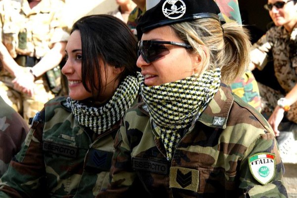 Vẻ đẹp bình dị của các nữ quân nhân Italia