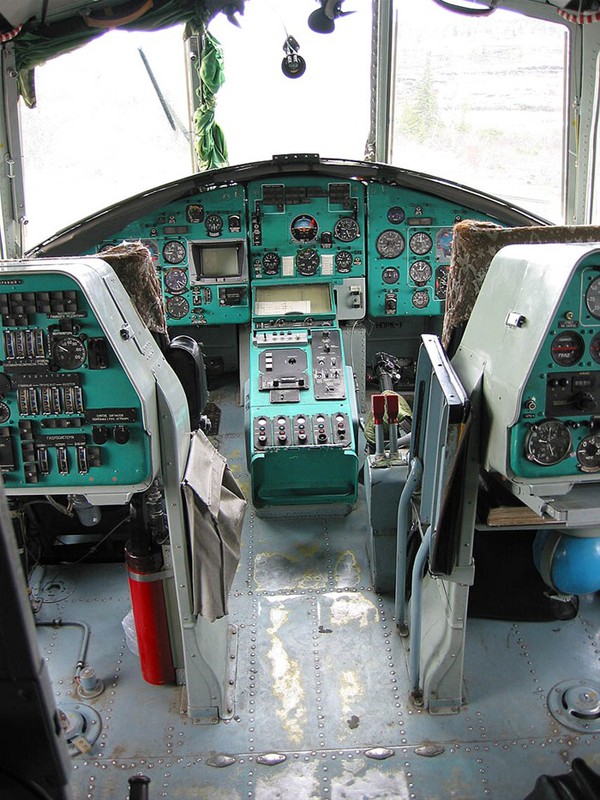 Buồng lái của máy bay trực thăng Mil Mi-26 được thiết kế rộng rãi với hai ghế dành cho phi công.