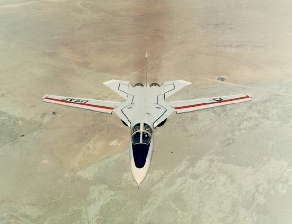F-111 trang bị hai động cơ Pratt & Whitney TF30-P-100 cho phép nó đạt tốc độ vượt âm Mach 2.5 (2.665km/h), tầm bay trên 5000km. F-111 được trang bị với 6 bình nhiên liệu.