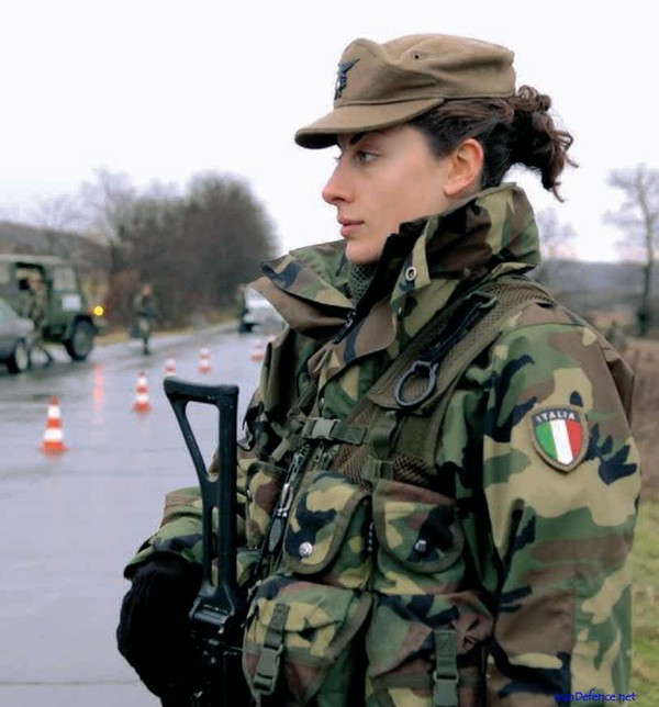 Vẻ đẹp bình dị của các nữ quân nhân Italia