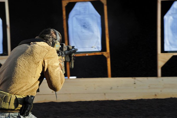 Trước khi được triển khai tại Afghanistan, lính Mỹ phải trải qua các đợt huấn luyện bắn súng ở nhiều cự lý khác nhau..với những loại súng nhỏ...