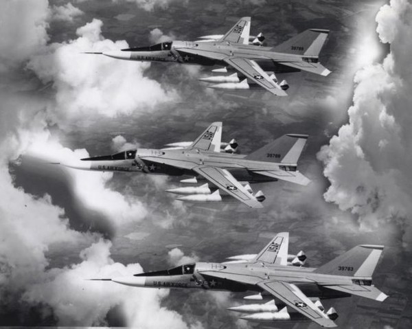 F-111 là máy bay ném bom chiến lược tầm trung bắt đầu phục vụ trong Không quân Mỹ từ năm 1967. Tổng cộng 563 chiếc F-111 đã được sản xuất.