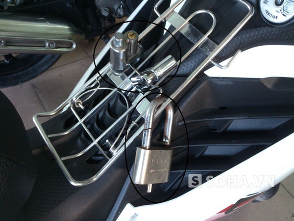 Những chiếc khóa bị bẻ được lấy ra từ cốp xe Exciter.