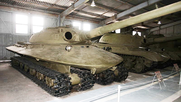 Dự án phát triển xe tăng hạt nhân mang mật mã Object 279 được Liên Xô giới thiệu vào năm 1959. Chiếc xe tăng nặng 60 tấn được thiết giống như vỏ sò với khả năng chống được sóng hạt nhân. Tuy nhiên, dự án này đã bị hủy bỏ sau khi nhà lãnh đạo Kruschev của Liên Xô cấm sản xuất xe tăng nặng hơn 37 tấn.