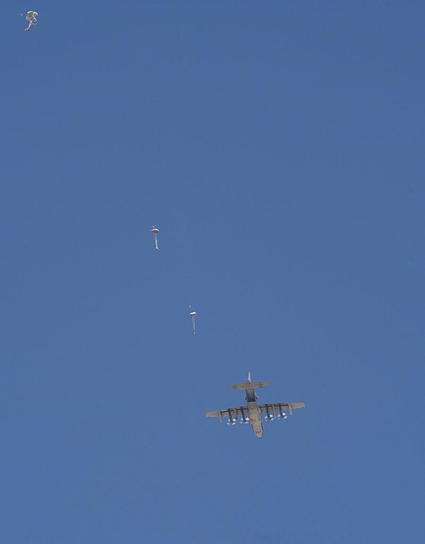 
	Siêu cơ MC-130P thả lính nhảy dù trong cuộc tập trận trên sa mạc Grand Bara ở Djibouti.