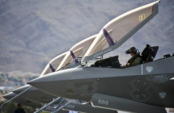Cận cảnh dàn “tia chớp” F-35A của Không quân Mỹ tại Căn cứ không quân Nellis ở bang Nevada, Mỹ.