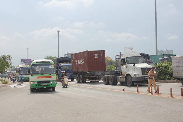 
	Giao thông qua khu vực này ùn tắc kéo dài do sự cố.