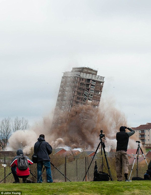 Video: Đánh sập tòa nhà 30 tầng bằng 88 kg thuốc nổ