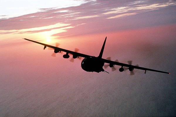 AC-130 có thể phát hiện chính xác mục tiêu vào ban đêm rồi sử dụng pháo và súng máy để tấn công.