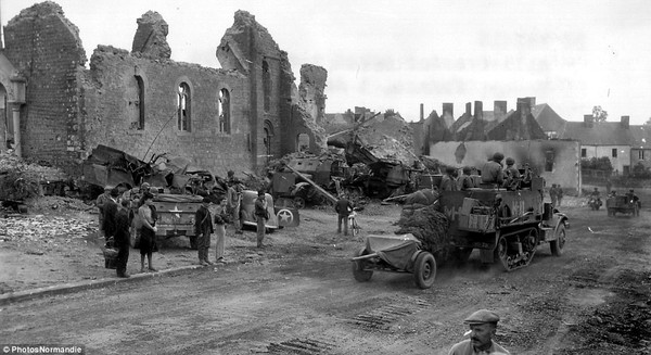 Nhà thờ ở Roncey bị phá hủy nặng nề sau cuộc giao tranh ác liệt giữa quân Đồng minh và Phát xít Đức.