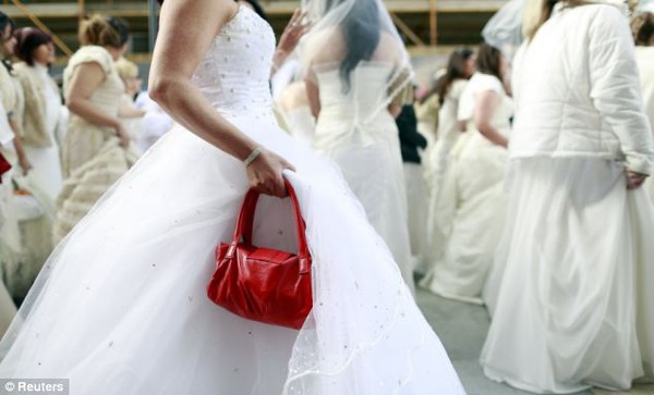 Chuyện lạ: 750 cô dâu diễu hành gây quỹ từ thiện