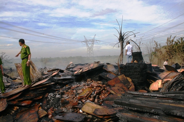 TP.HCM: Hỏa hoạn thiêu rụi xưởng gỗ hơn 1.000 m2
