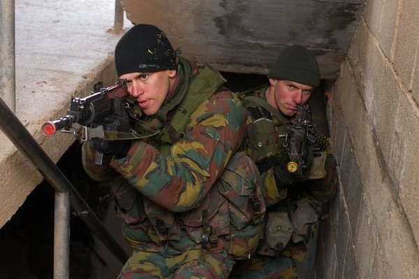 Xem lính dù Bỉ tập trận đột kích khủng bố