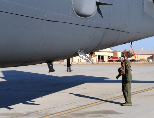 Xem quá trình kiểm tra “pháo đài bay” B-52 trước khi cất cánh