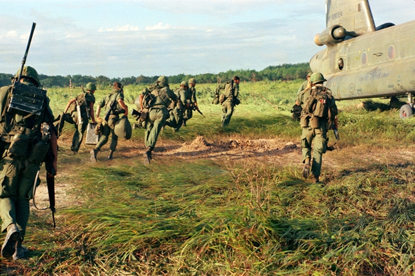 Các binh sĩ đang lên một chiếc máy bay vận tải Chinook.