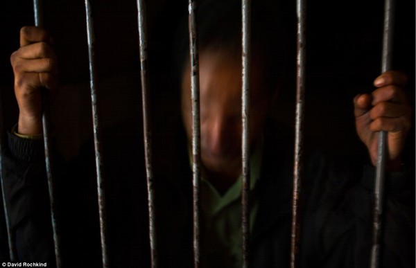 Một người đàn ông bị bắt do buôn ma túy đứng trong phòng giam tại một nhà tù nhỏ ở thành phố Nogales thuộc bang Sonora của Mexico.