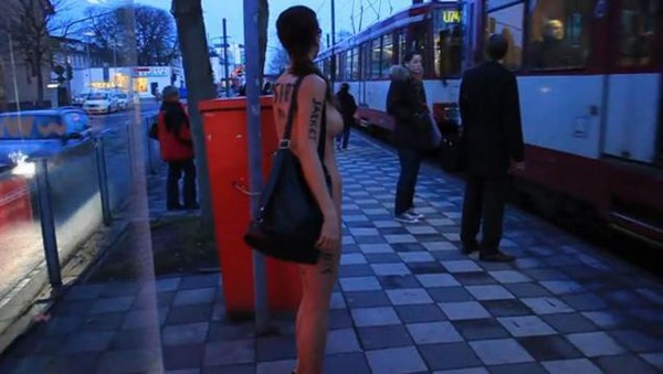 Chuyện lạ: Người mẫu khỏa thân đi tàu điện, xe bus