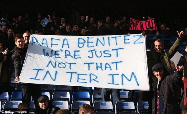 Benitez tiếp tục bị CĐV Chelsea “ném đá” trong đêm chung kết