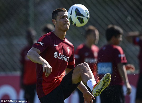 
	Còn CR7 lo cho Bồ Đào Nha (ảnh Cris Ronaldo tập luyện với tuyển quốc gia vào sáng hôm nay)