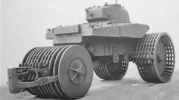 Đây là chiếc xe tăng phá mìn M4 T10 được phát triển bởi quân đội Mỹ vào năm 1944. Ban đầu, nó được thiết kế với 2 bánh trước, nhưng sau đó đã được thiết kế lại với 1 bánh trước và bánh sau. Mặc dù vậy dự án phát triển loại xe tăng này không bao giờ trở thành hiện thực.