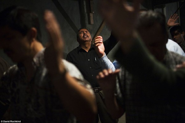 Một người đàn ông cầu nguyện trong một nhà thờ ở Tijuana. Nhiều người dân tại thành phố Tijuana đã xin được ở trong các nhà thờ để tránh bạo lực xảy ra thường ngày xung quanh họ.