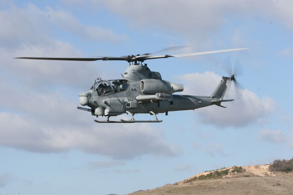 Bell AH-1Z Viper được coi là “anh em sinh đôi” của máy bay trực thăng động cơ kép AH-1W SuperCobra, được phát triển để làm nhiệm vụ hỗ trợ lính thủy đánh bộ Mỹ. Với 2 động cơ, AH-1Z Viper có khả năng đạt tốc độ tối đa tới 296 km/giờ và hoạt động trong phạm vi 231 km.