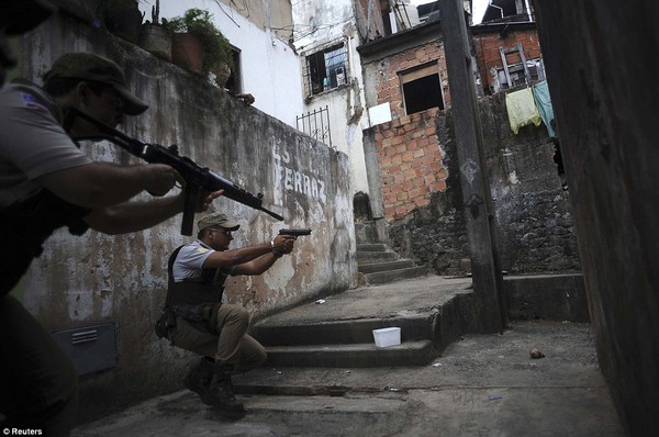 Cảnh sát có vũ trang đang tham gia chiến dịch truy quét các băng nhóm tội phạm ở khi ổ chuột Nordeste de Amaralina.