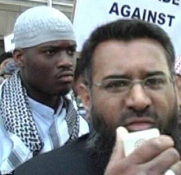 
	Anjem Choudary (bên phải) và Michael Adebolajo, 28 tuổi, (vòng tròn) tại một cuộc biểu tình Hồi giáo ở London vào năm 2007.