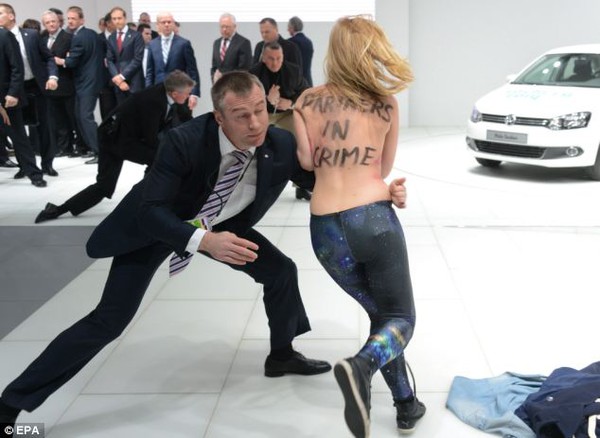 Người đẹp ngực trần tấn công Tổng thống Putin